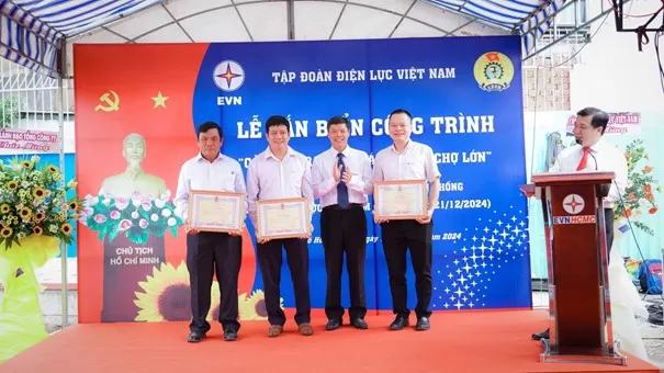 EVNHCMC Gắn biển công trình “Cải tạo Trạm biến áp 110kV Chợ Lớn”